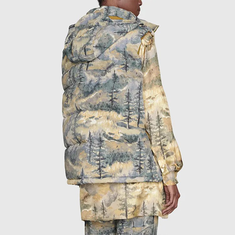 Женский утепленный жилет с принтом леса