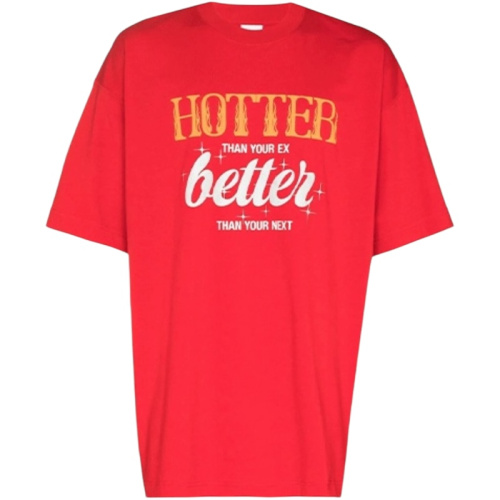 Красная футболка с надписью «Hotter Than Your Ex, Better Than Your Next»