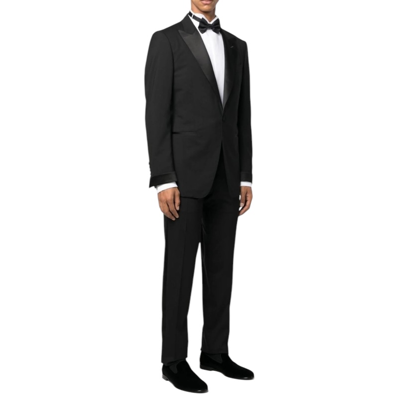 Чёрный смокинг с шёлковой отделкой