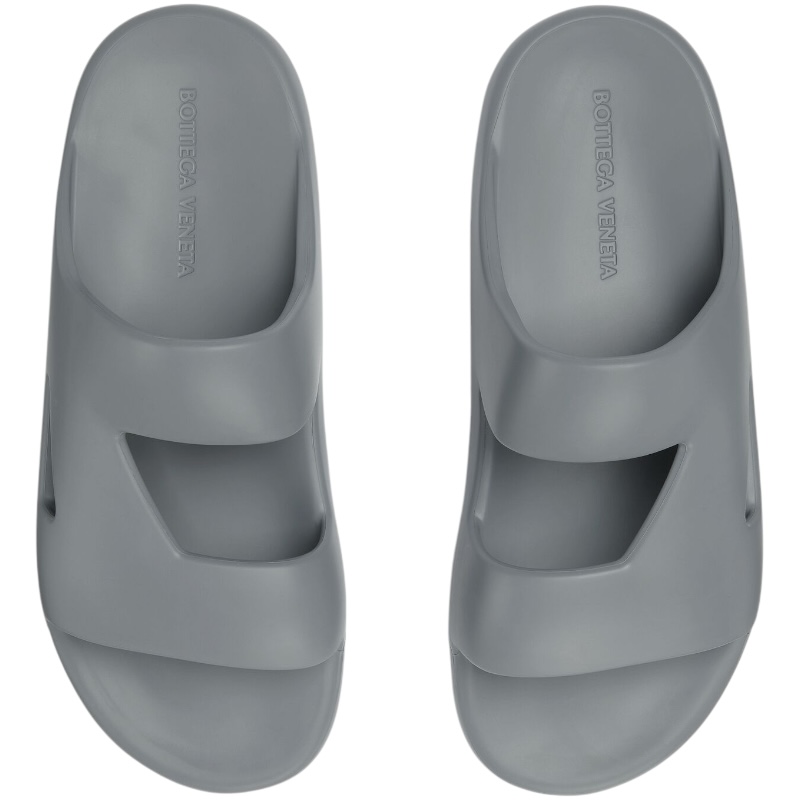 Серые резиновые шлепанцы