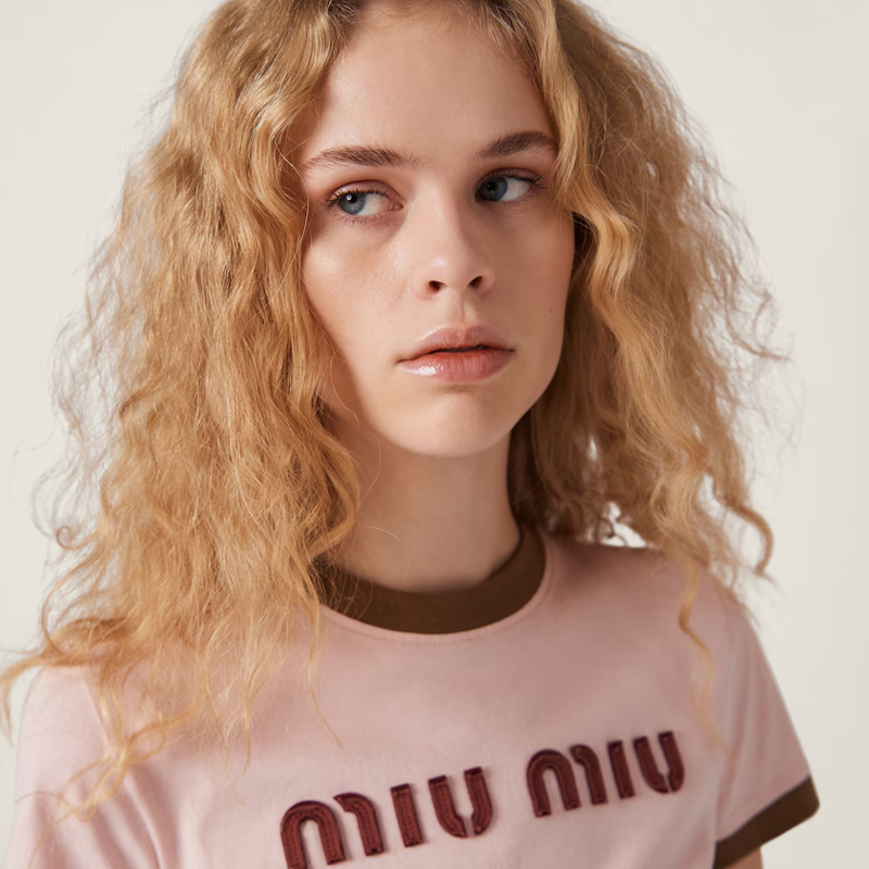 Розовая футболка кроп-топ с логотипом