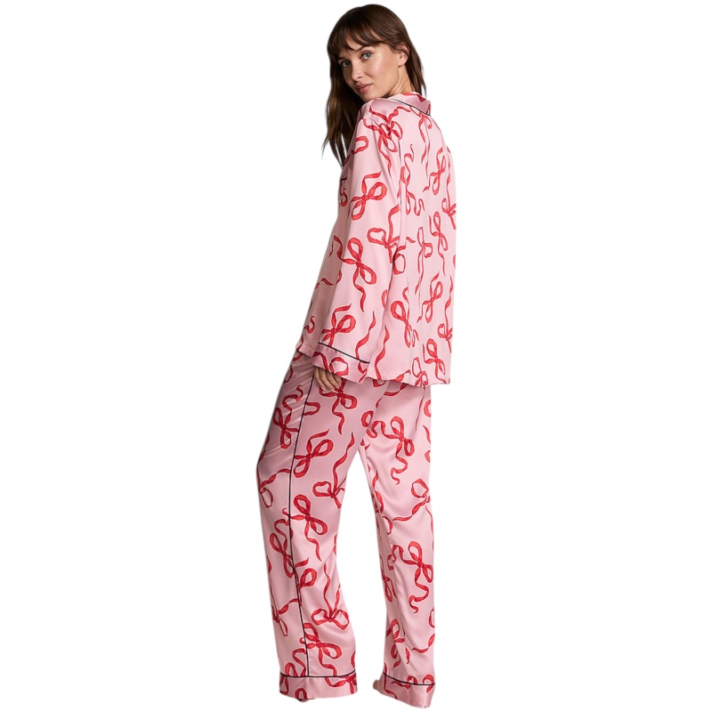 Розовая сатиновая пижама с принтом из бантиков