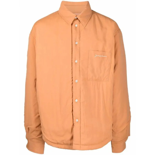 Оранжевая мужская куртка с вышитым логотипом и застёжкой на пуговицы