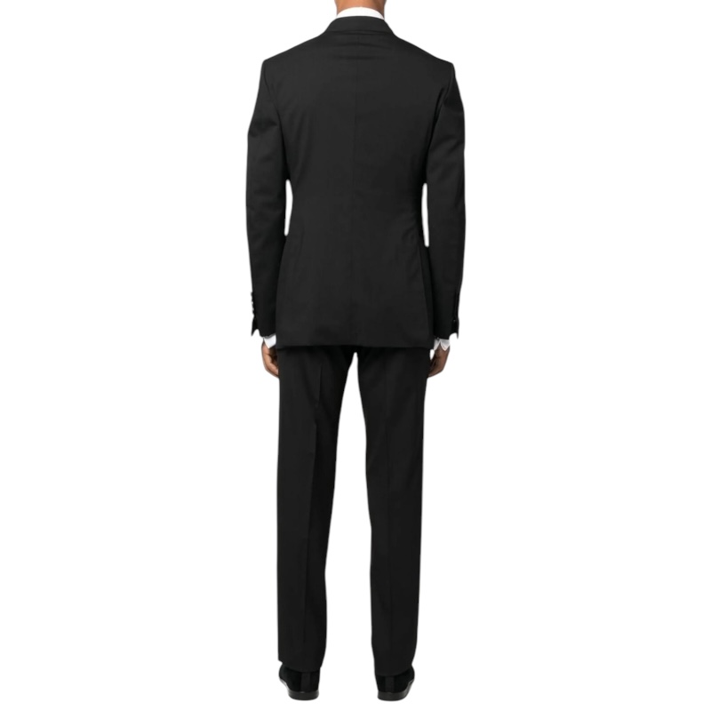 Чёрный смокинг с шёлковой отделкой