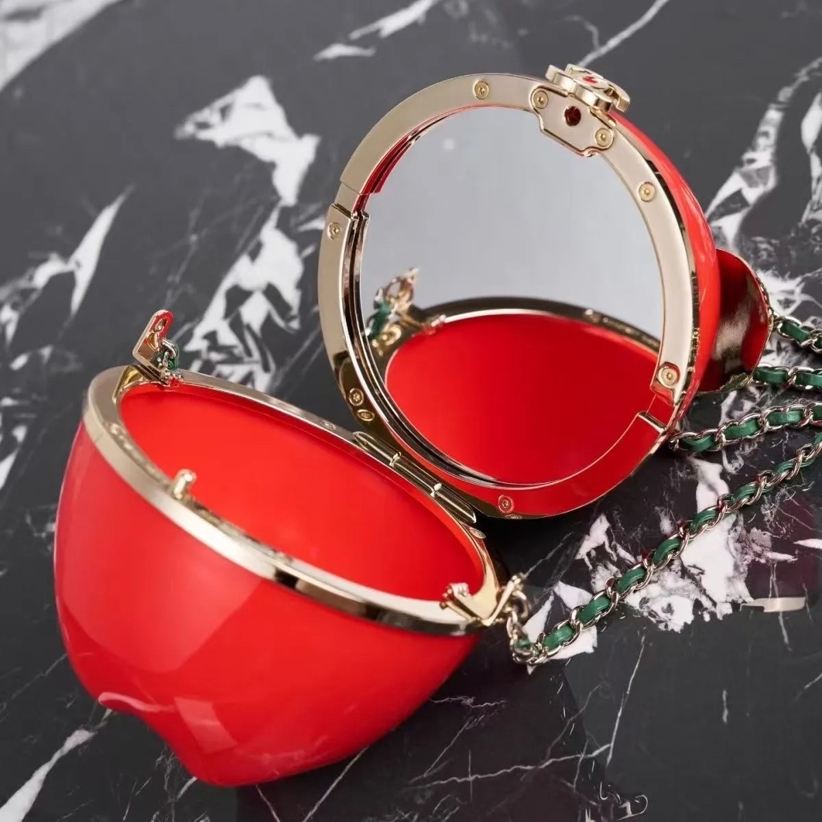 Коллекционная вечерняя сумка-минадьер Chanel Apple Minaudière красное яблоко