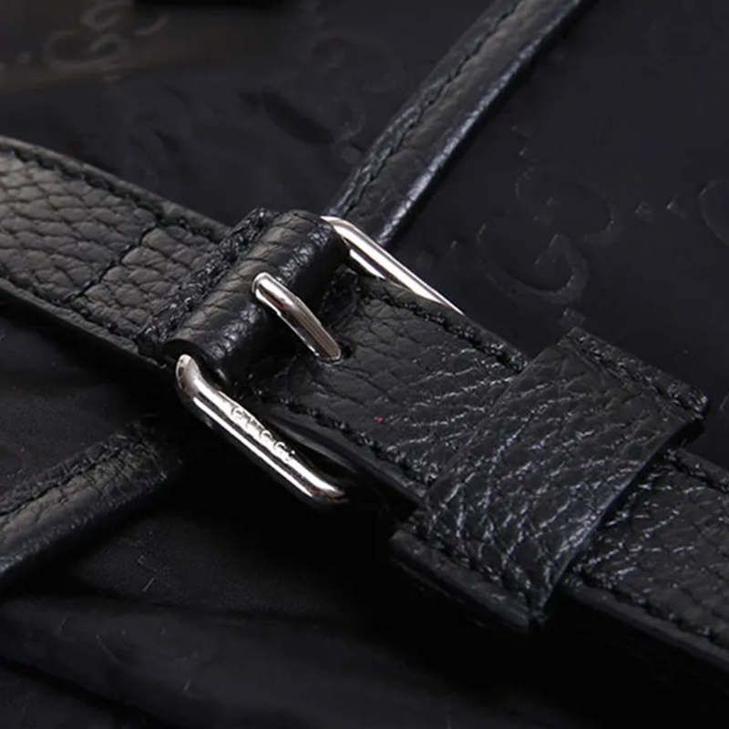 Черная нейлоновая сумка через плечо с принтом из монограмм