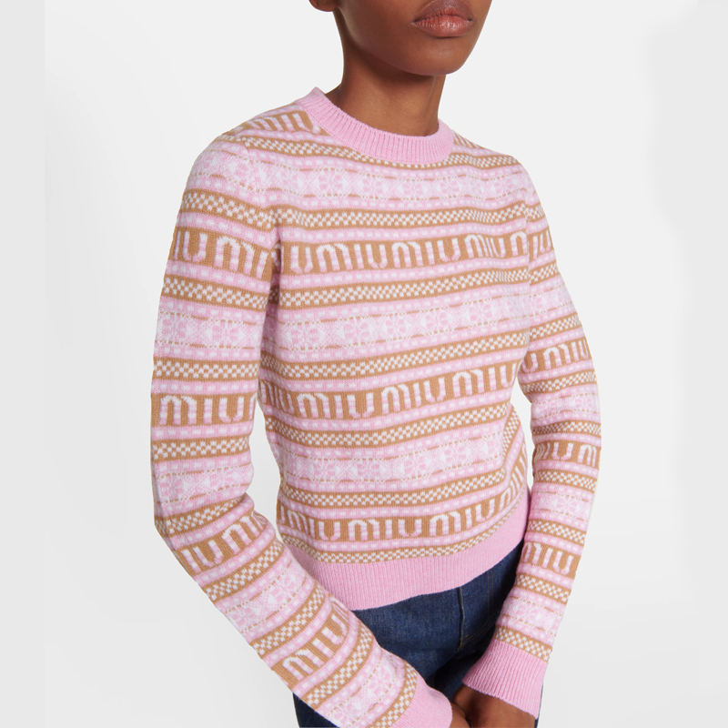 Шерстяной розовый джемпер в полоску с логотипом
