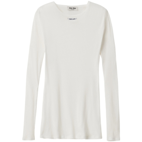 Белое трикотажное платье в рубчик