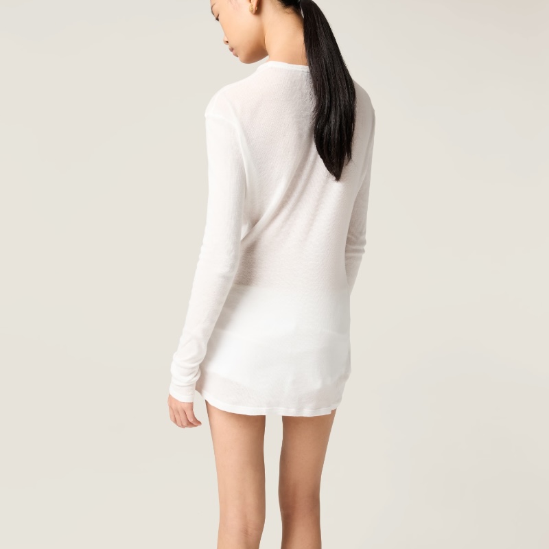 Белое трикотажное платье в рубчик