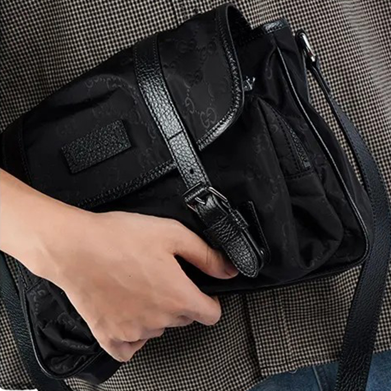 Черная нейлоновая сумка через плечо с принтом из монограмм