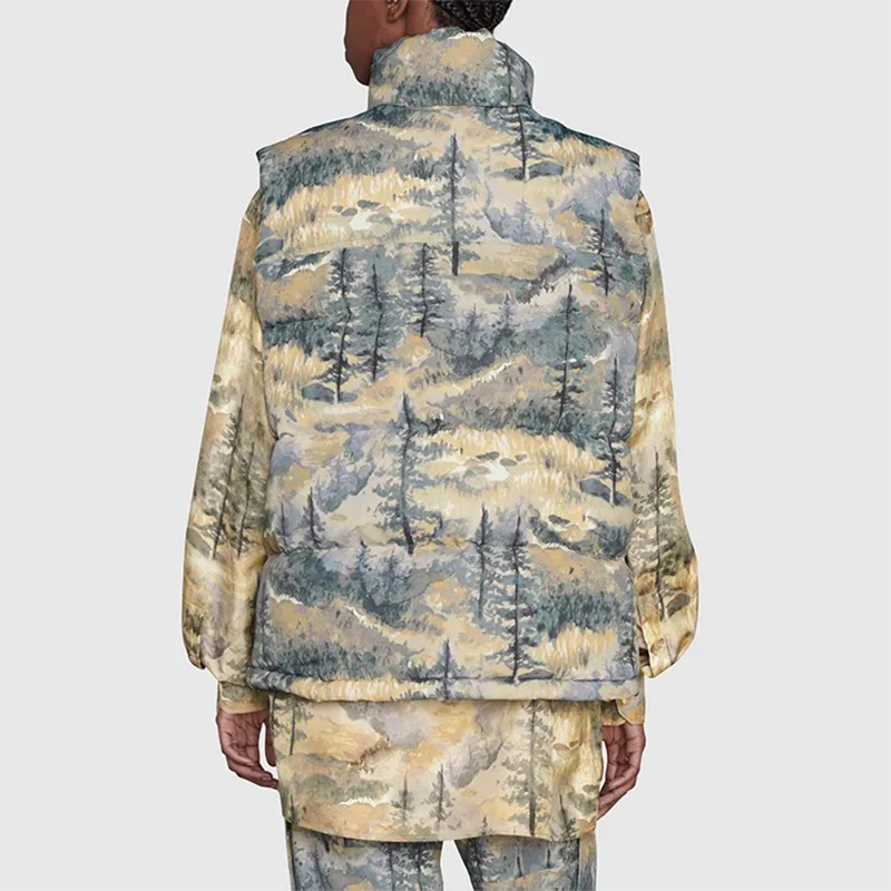 Женский утепленный жилет с принтом леса