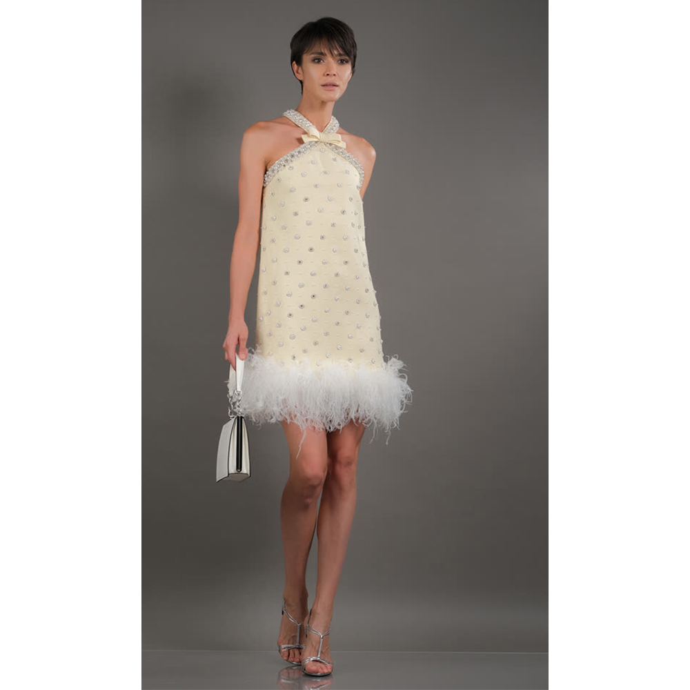 Жёлтое мини-платье с жемчугом и отделкой перьями