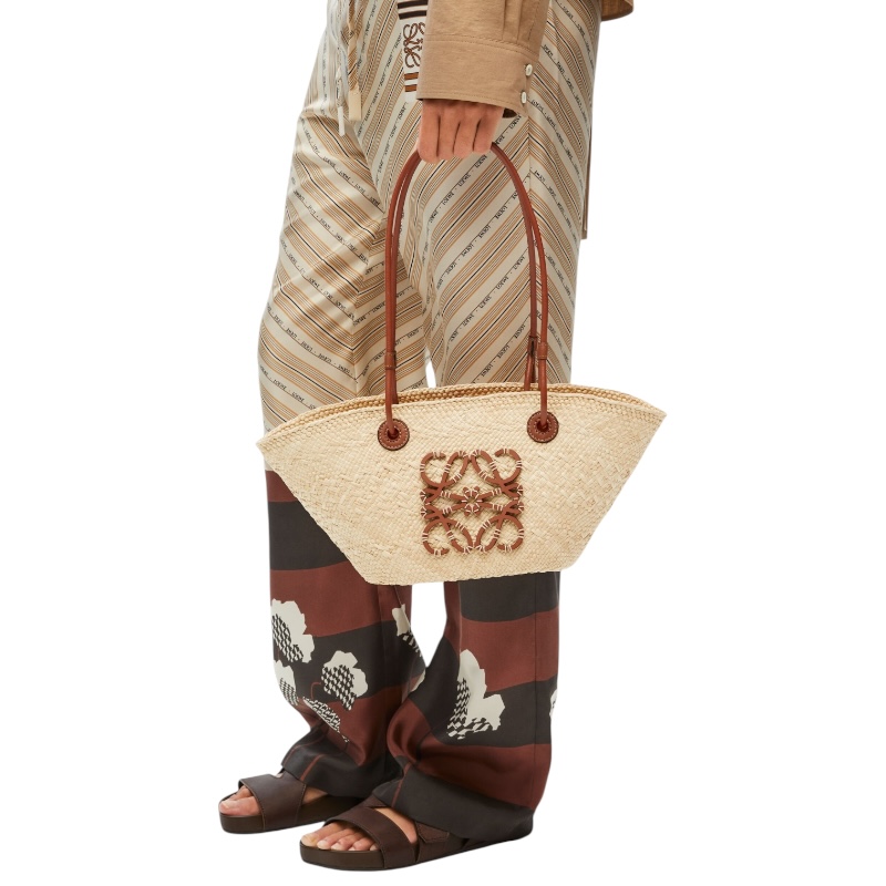 Плетённая сумка Anagram Basket Tan из иракской пальмы и телячьей кожи small