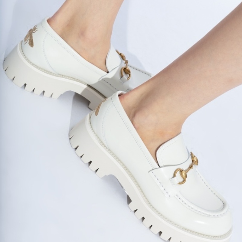 Белые лоферы Horsebit с пчелой на заднике