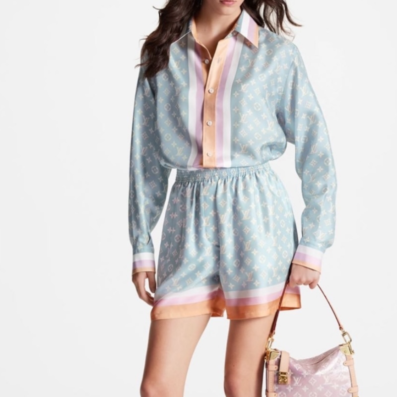 Шёлковые шорты с монограммой в пижамном стиле
