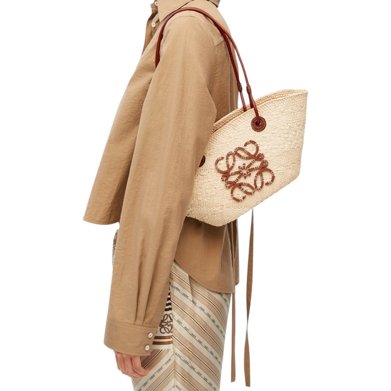 Плетённая сумка Anagram Basket Tan из иракской пальмы и телячьей кожи small