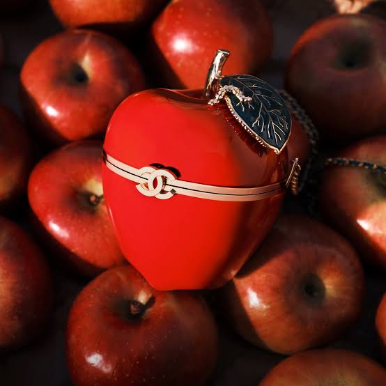 Коллекционная вечерняя сумка-минадьер Chanel Apple Minaudière красное яблоко