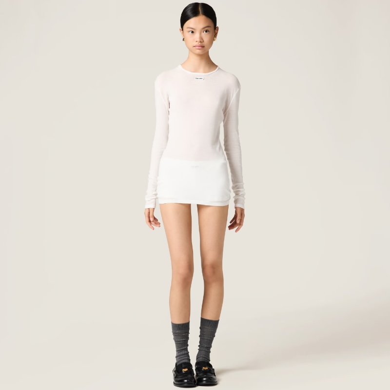 Белое трикотажное платье в рубчик