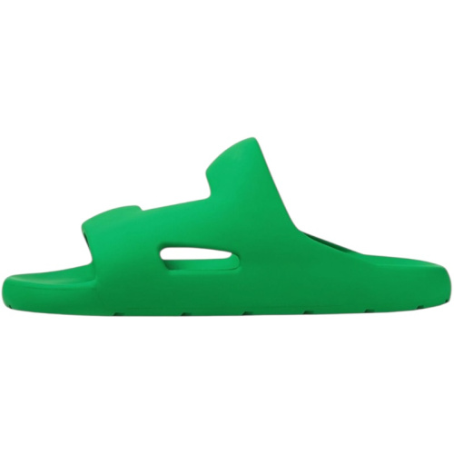 Зелёные резиновые шлепанцы