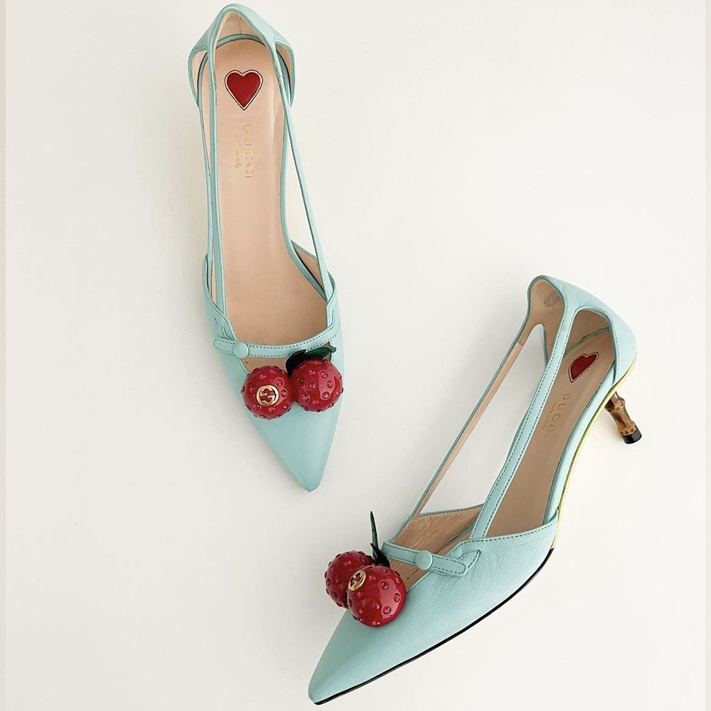 Голубые туфли-лодочки с вишнями GUCCI Unia Cherry Bamboo Heel Pumps