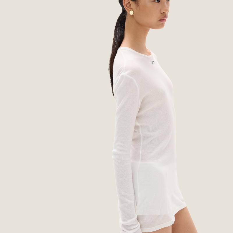 Белое трикотажное платье в рубчик